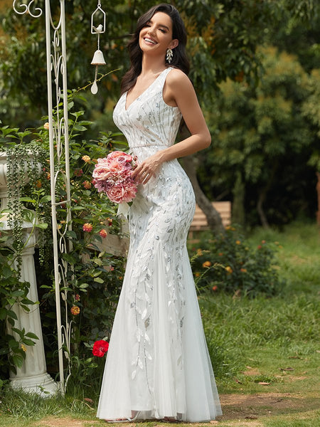 Vestido de novia corte sirena con diseños de lentejuelas en forma de hojas